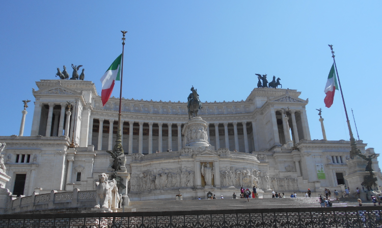 Cestování - Itálie - Benátské náměstí uprostřed Říma - Cestování - Itálie - Forum Romanum nebo také Římské fórum - Dovolená v Itálii - Itálie dovolená - panda na cestách